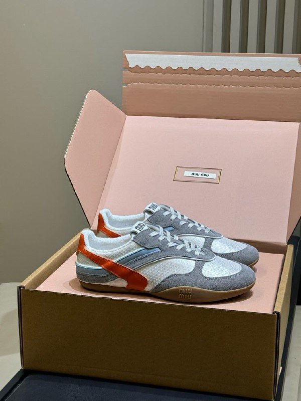 Кроссовки женские