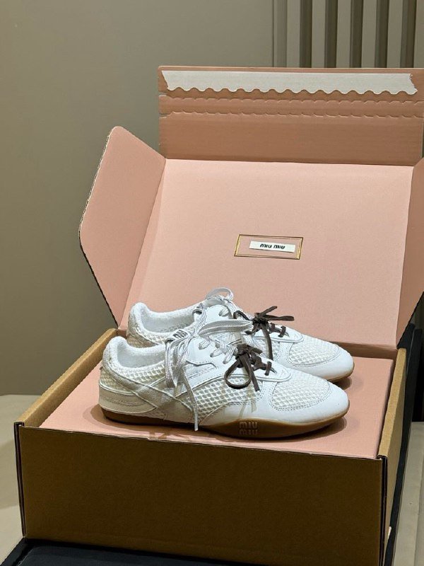 Кроссовки женские