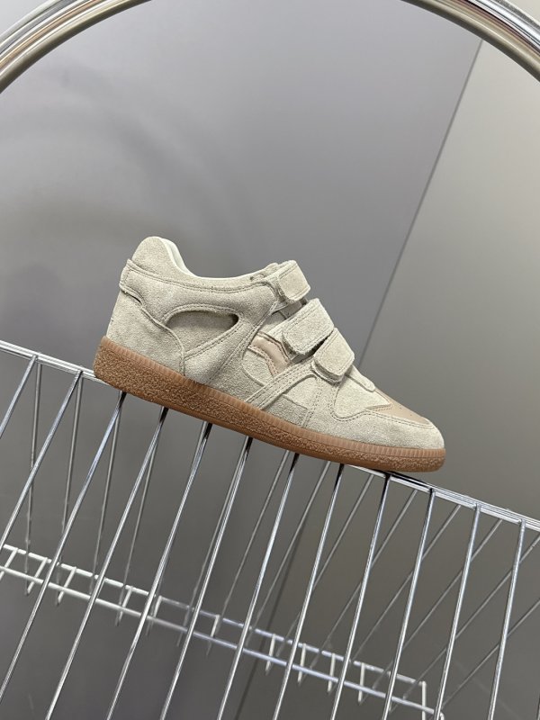 Кроссовки женские