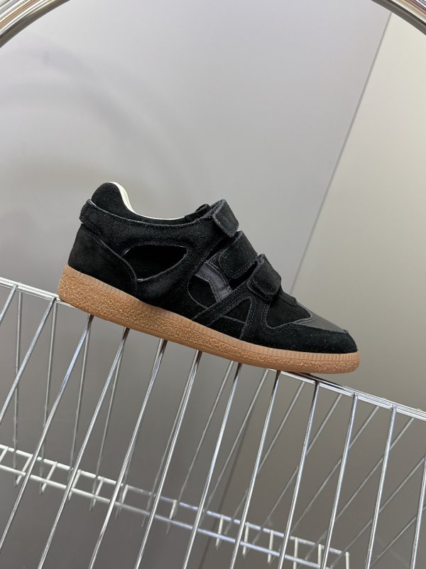 Кроссовки женские