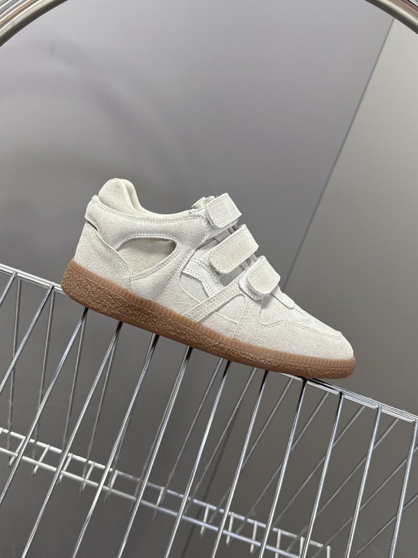 Кроссовки женские