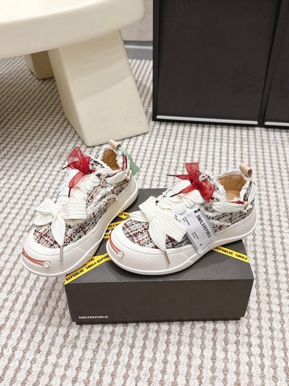 Кроссовки женские