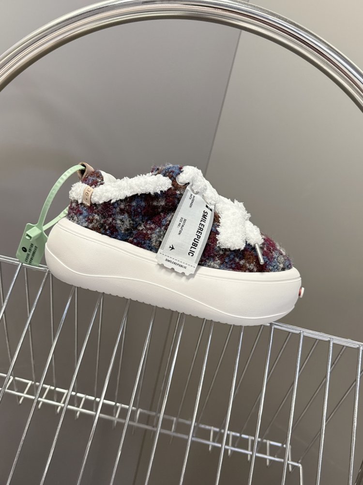 Кроссовки женские