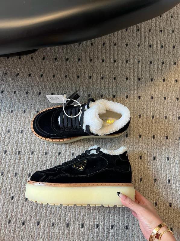 Кросівки жіночі фото 2