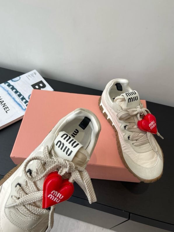 Кросівки жіночі фото 9