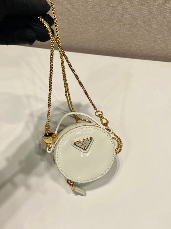 Круглая сумка из лакированной кожи 8 см фото 5