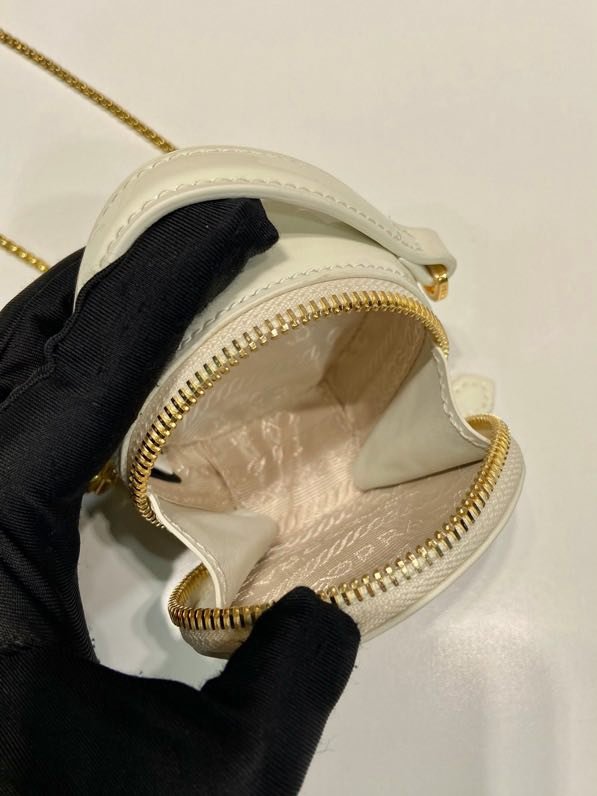 Круглая сумка из лакированной кожи 8 см фото 8