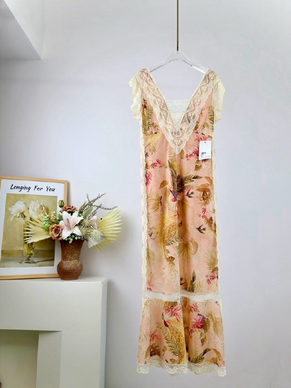 Кружевное платье миди CASCADIAN с вырезом