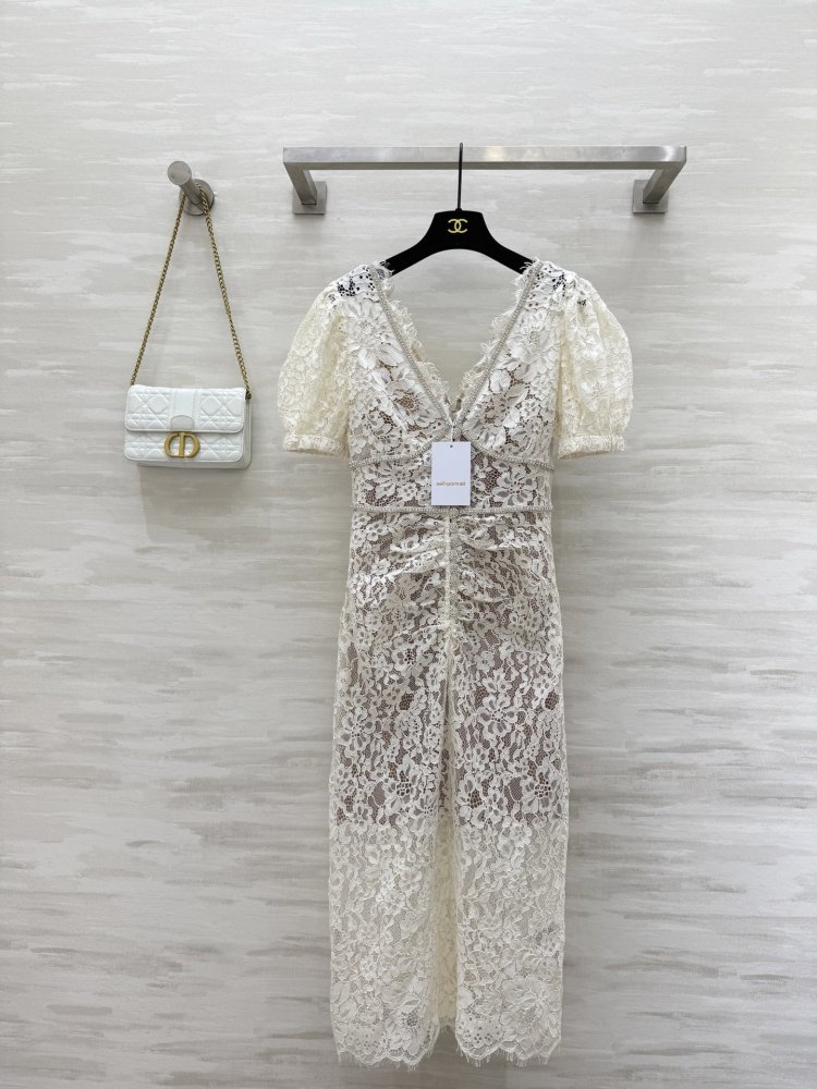 Кружевное платье с рукавами буфами