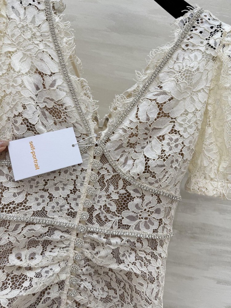 Кружевное платье с рукавами буфами фото 3