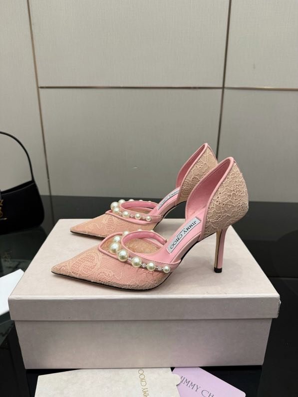 Lace shoes on high heel