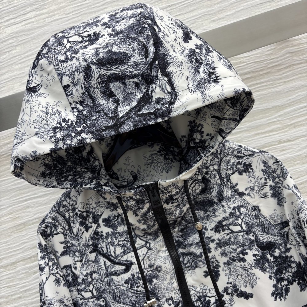 Jacket on lightning from hood women's фото 2