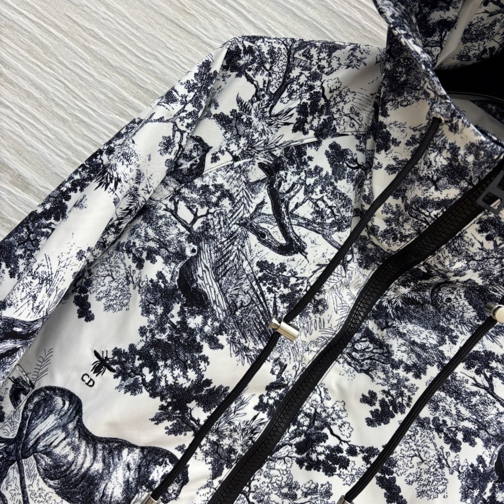 Jacket on lightning from hood women's фото 3