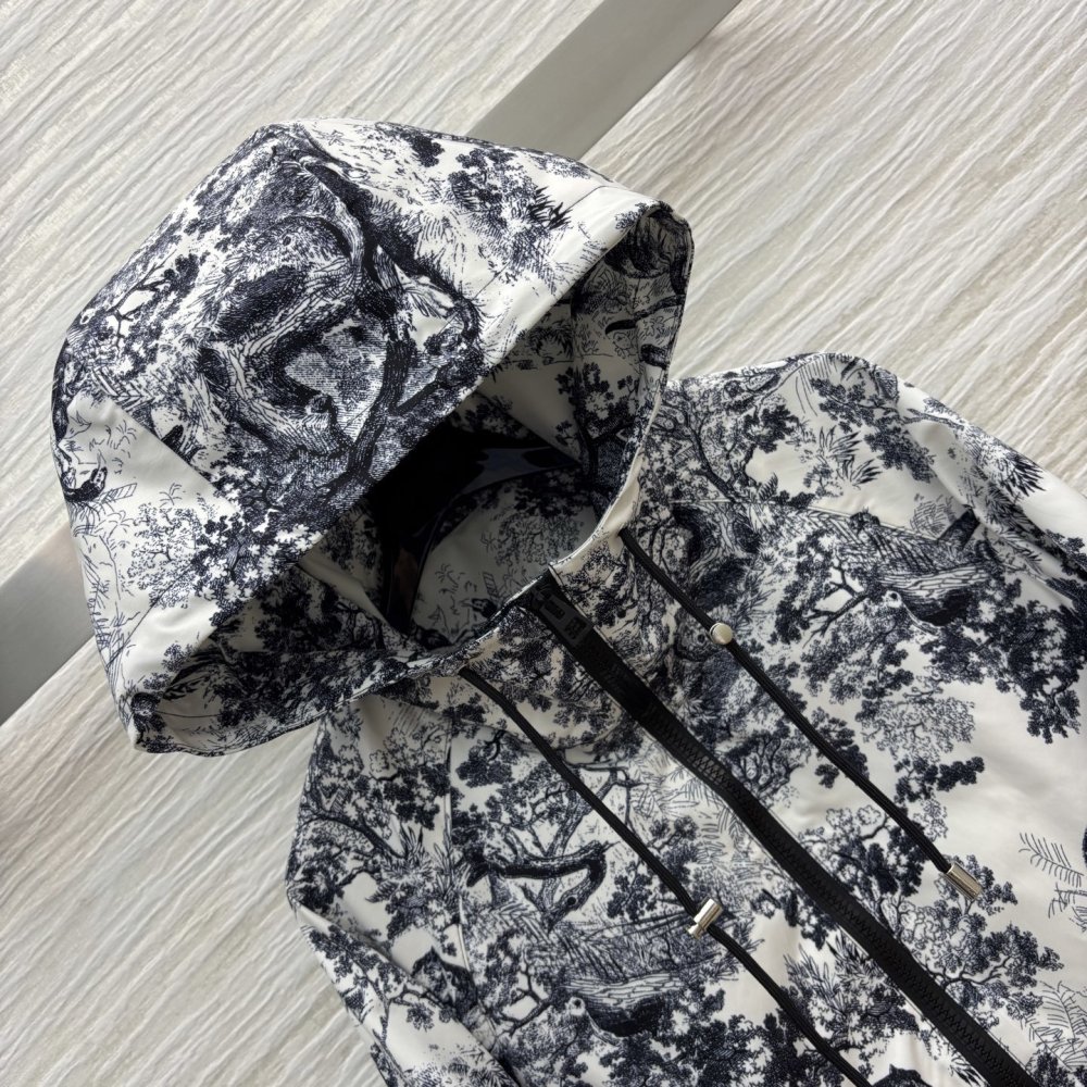 Jacket on lightning from hood women's фото 4