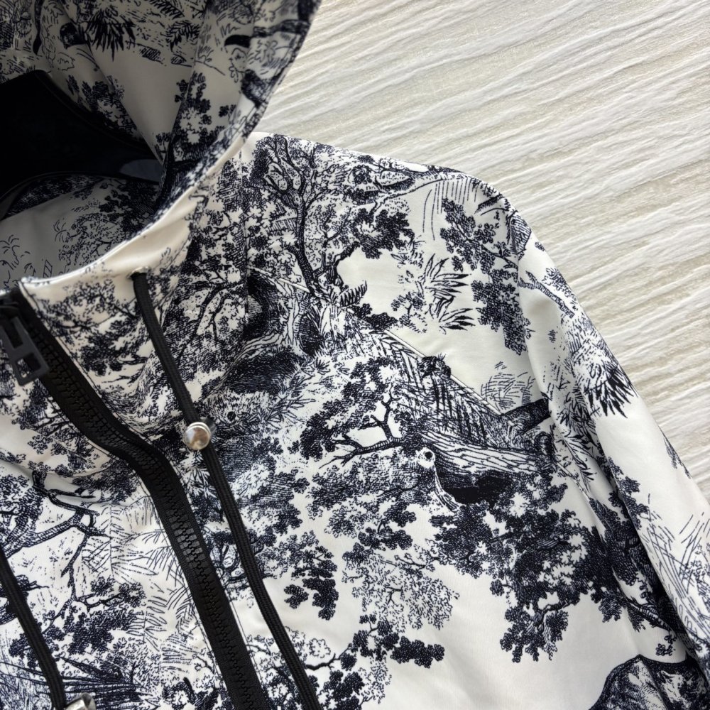 Jacket on lightning from hood women's фото 5