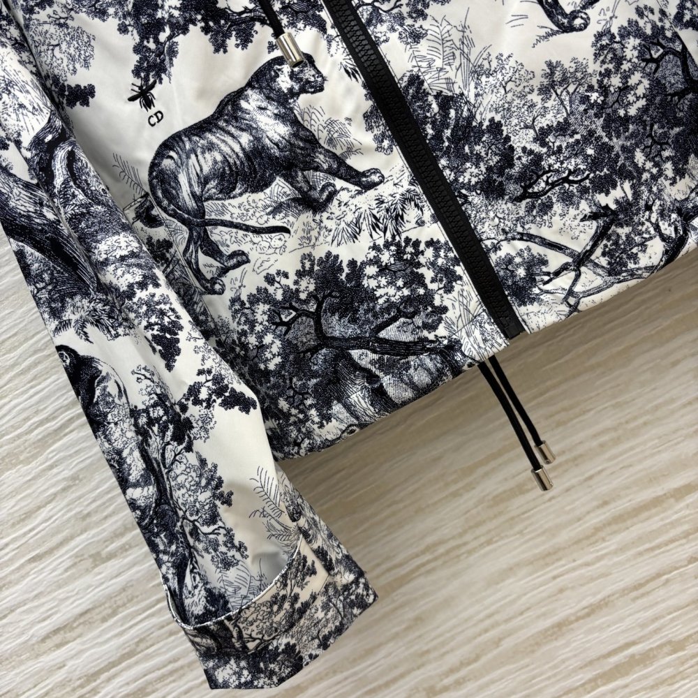 Jacket on lightning from hood women's фото 6