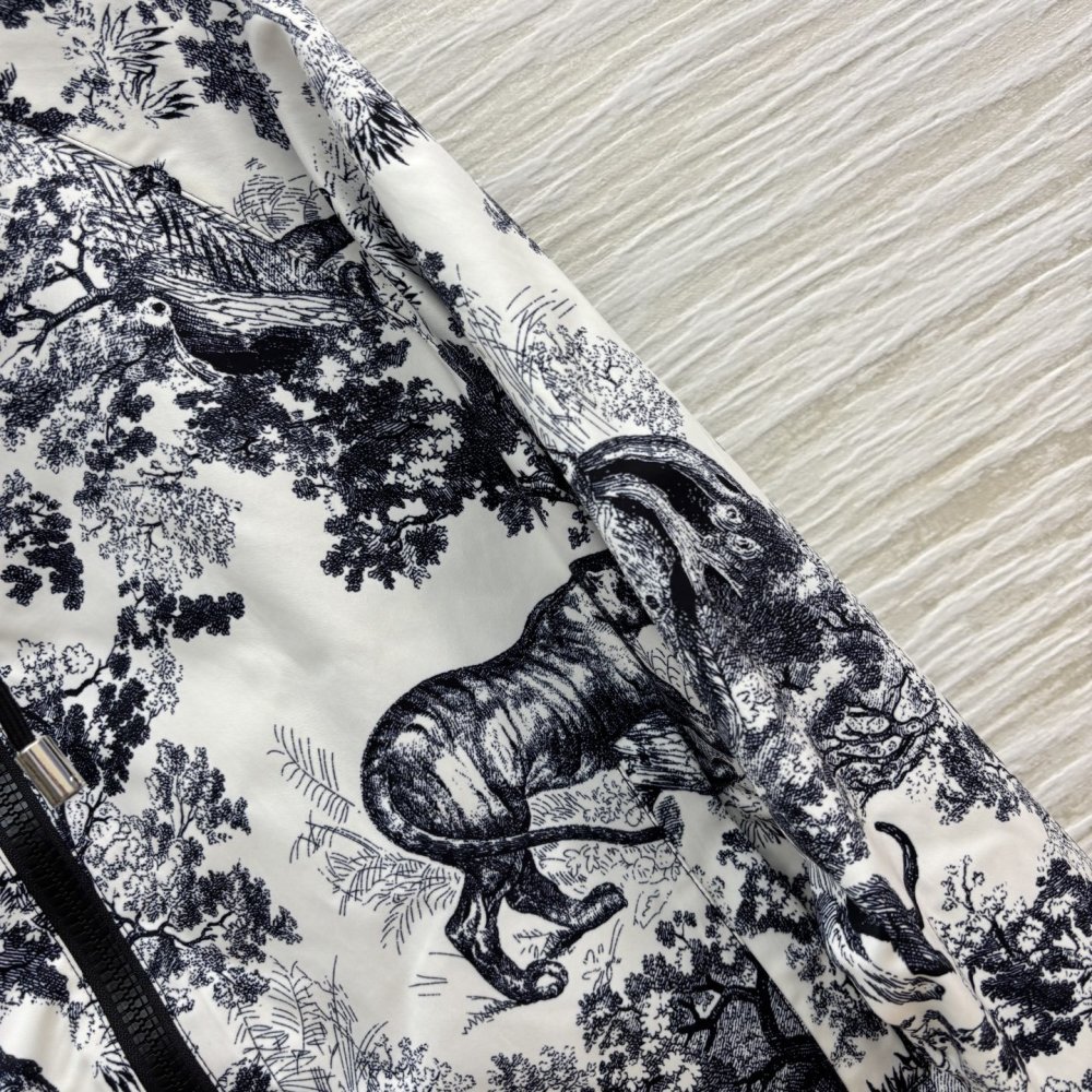 Jacket on lightning from hood women's фото 7