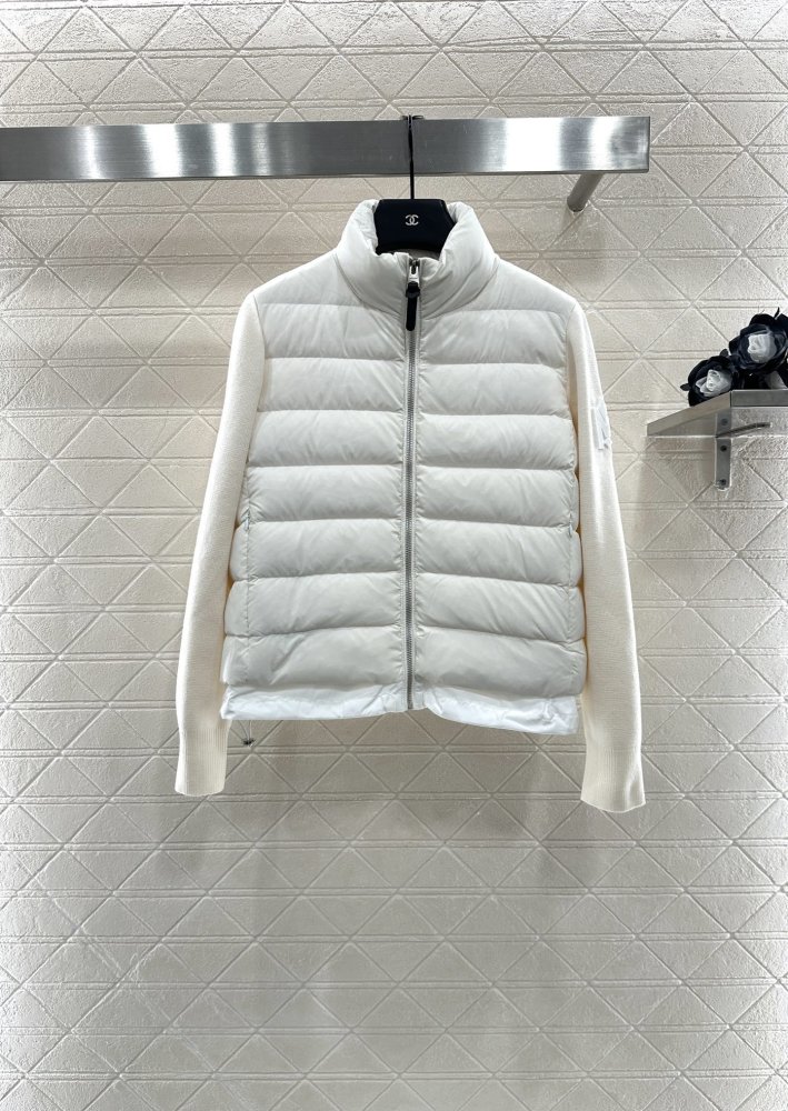 Куртка на пуху с трикотажными рукавами женская