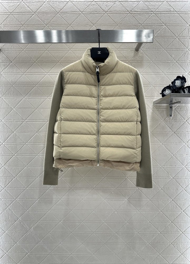 Куртка на пуху с трикотажными рукавами женская