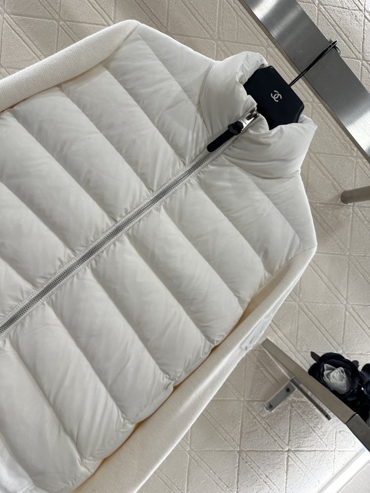 Куртка на пуху с трикотажными рукавами женская фото 3