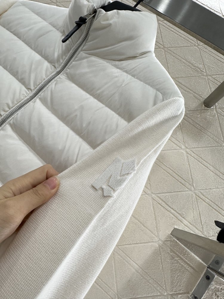 Куртка на пуху с трикотажными рукавами женская фото 6