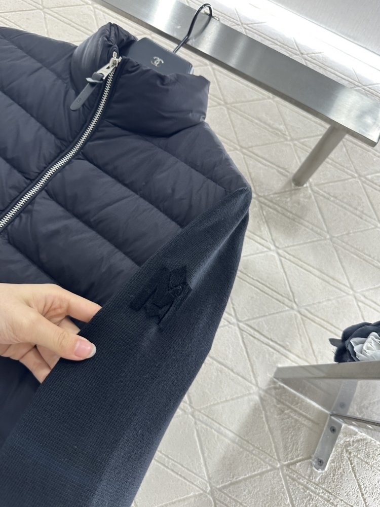 Куртка на пуху с трикотажными рукавами женская фото 7