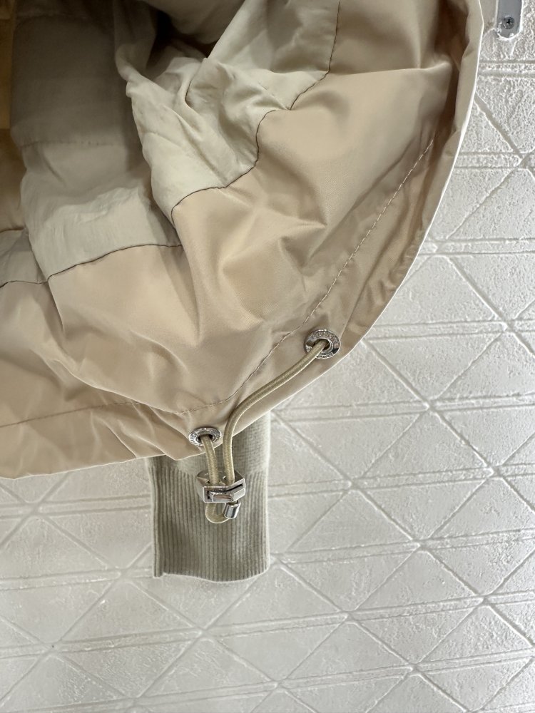 Куртка на пуху с трикотажными рукавами женская фото 8