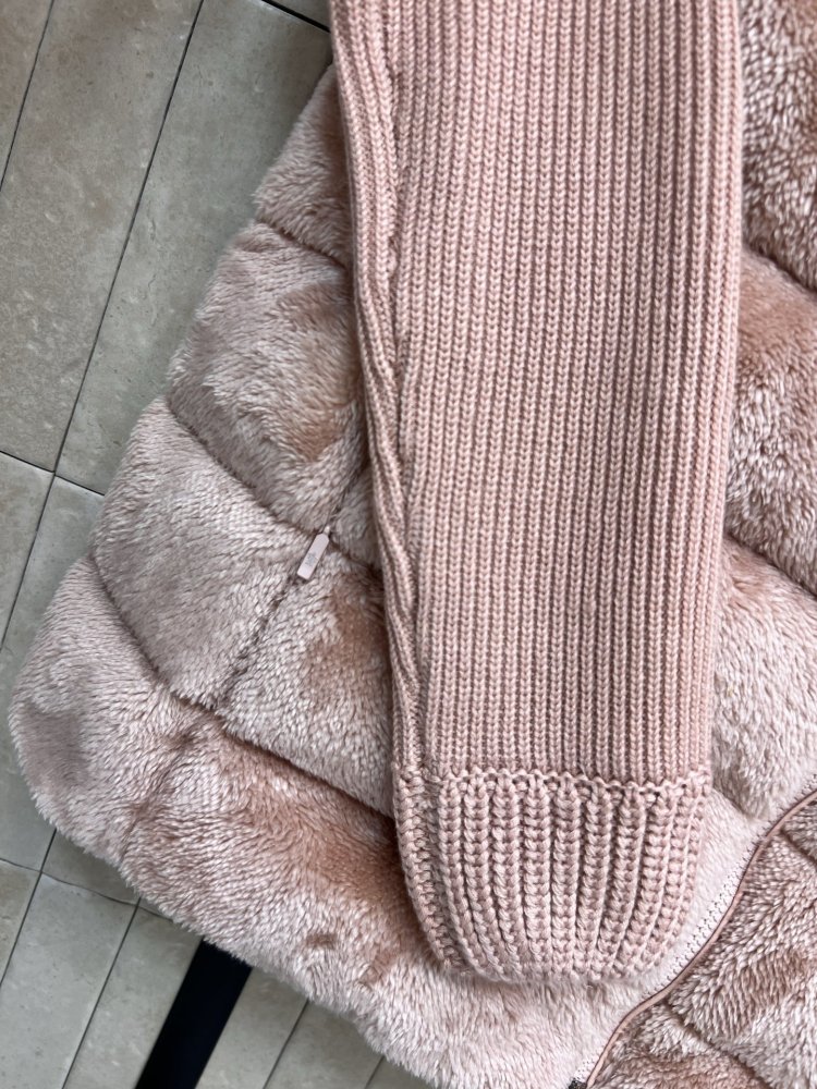 Куртка на пуху с вязаными рукавами фото 6