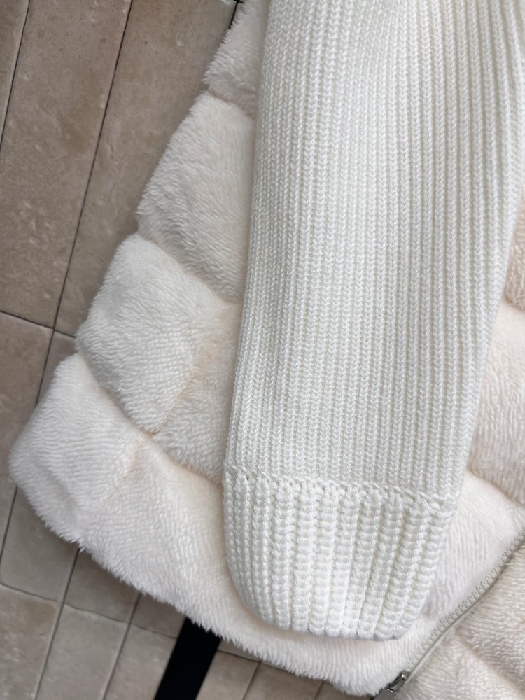 Куртка на пуху с вязаными рукавами фото 6