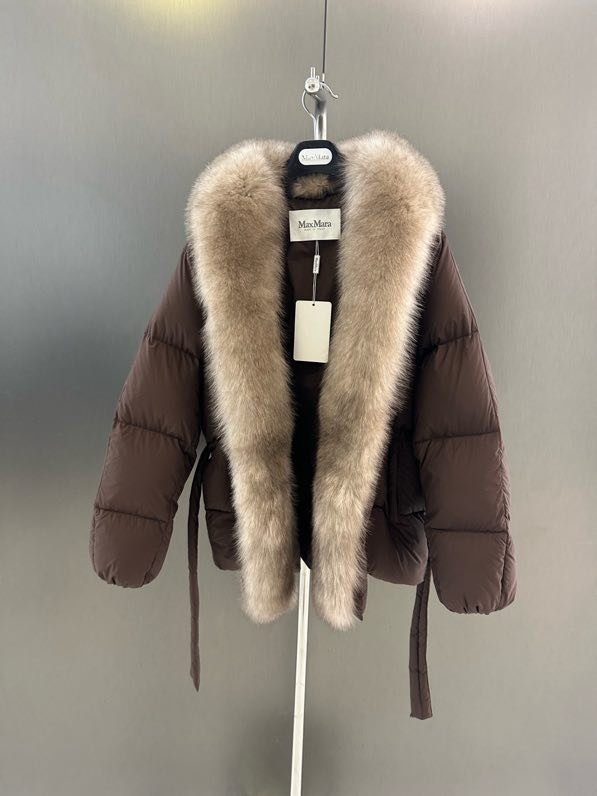 Куртка на пуху з коміром з лисячого хутра