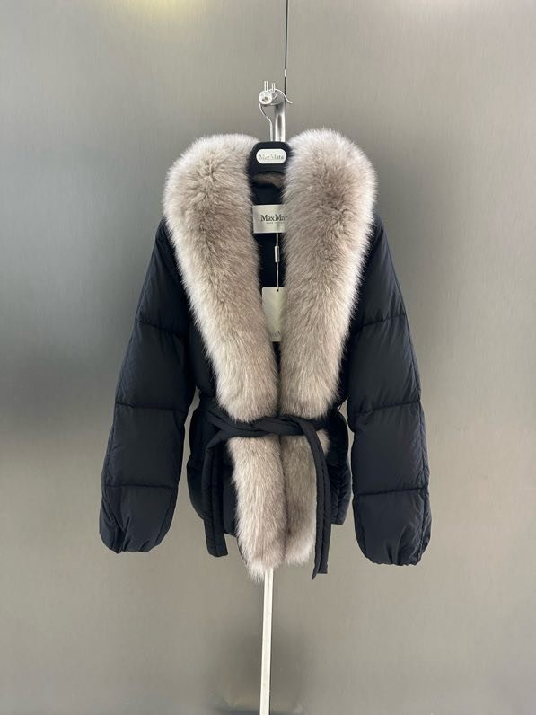 Куртка на пуху з коміром з лисячого хутра