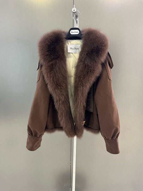 Куртка на пуху с воротником из лисьего меха