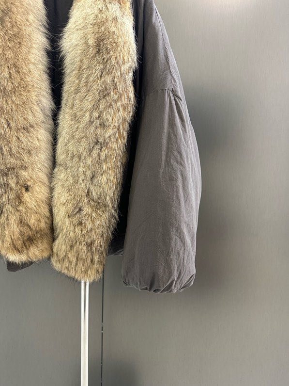 Куртка на пуху с воротником из лисьего меха фото 2