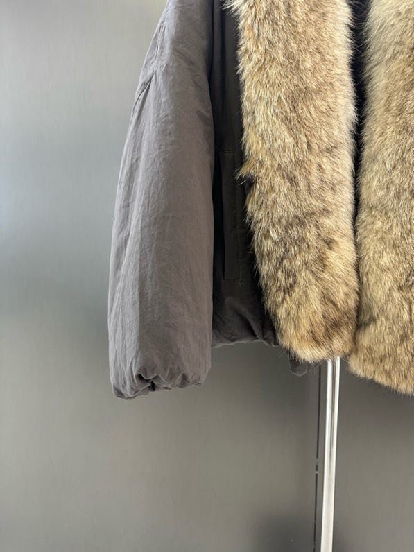 Куртка на пуху с воротником из лисьего меха фото 3