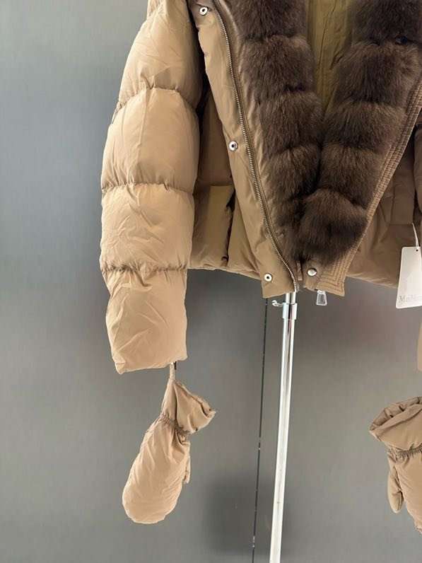Куртка на пуху с воротником из лисьего меха фото 3