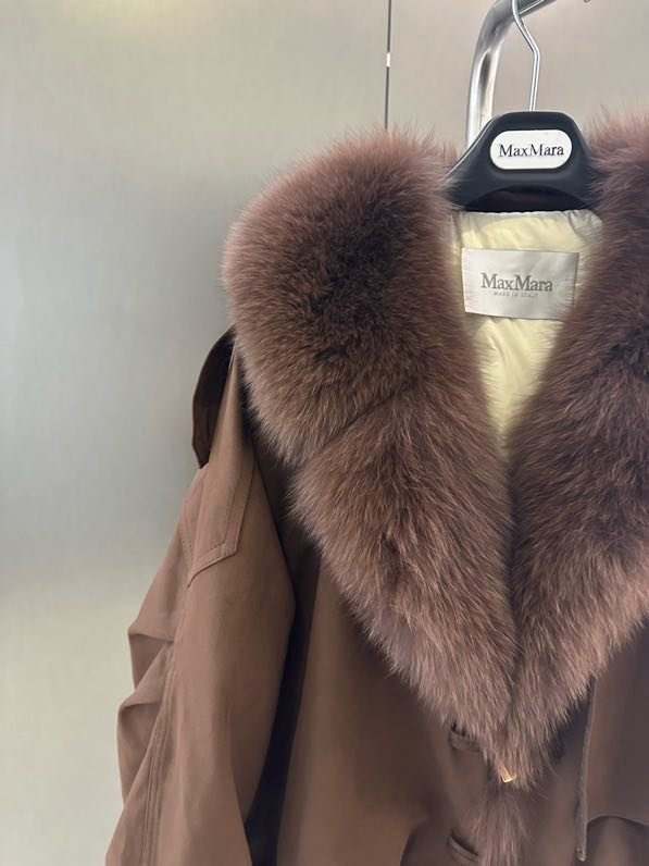 Куртка на пуху с воротником из лисьего меха фото 5