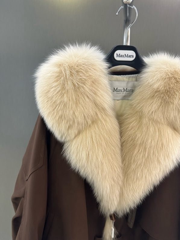 Куртка на пуху с воротником из лисьего меха фото 5