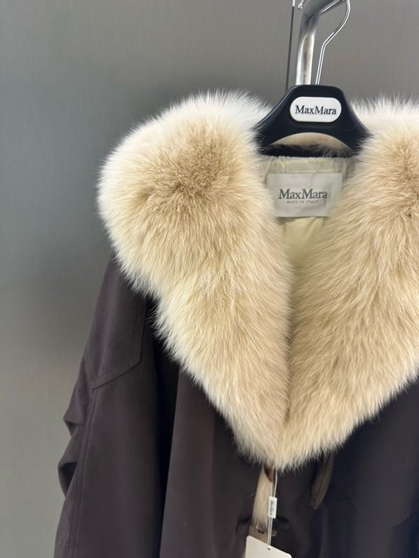 Куртка на пуху с воротником из лисьего меха фото 6