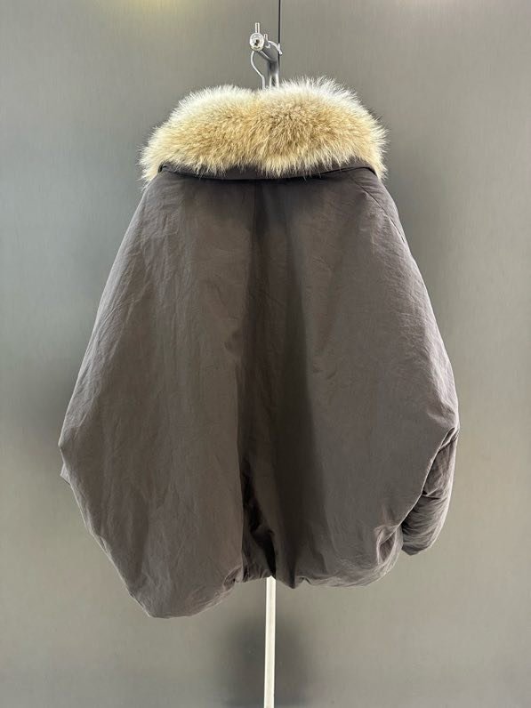 Куртка на пуху с воротником из лисьего меха фото 8