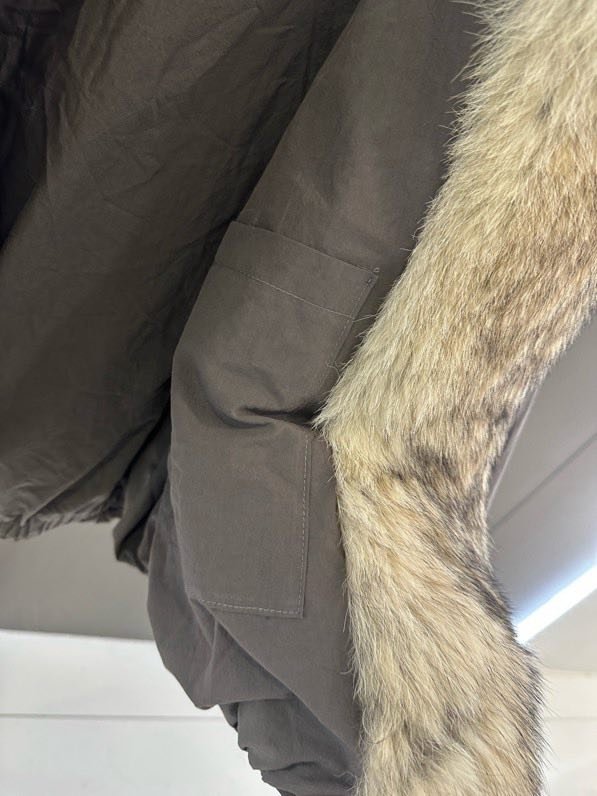 Куртка на пуху с воротником из лисьего меха фото 9