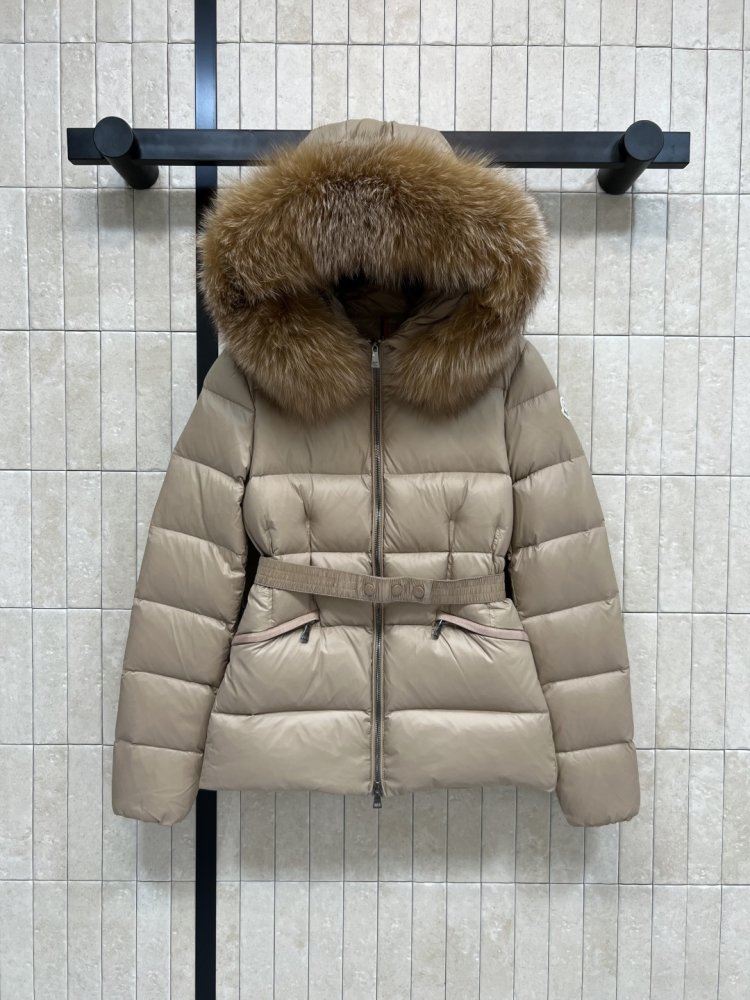 Куртка пуховик з капюшоном і хутряним коміром