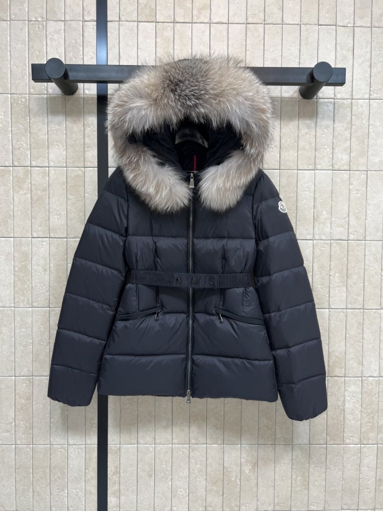 Куртка пуховик с капюшоном и меховым воротником