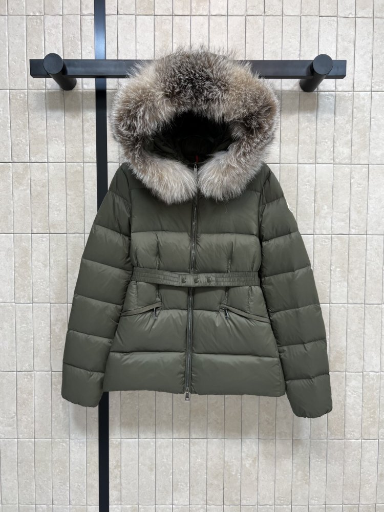 Куртка пуховик с капюшоном и меховым воротником