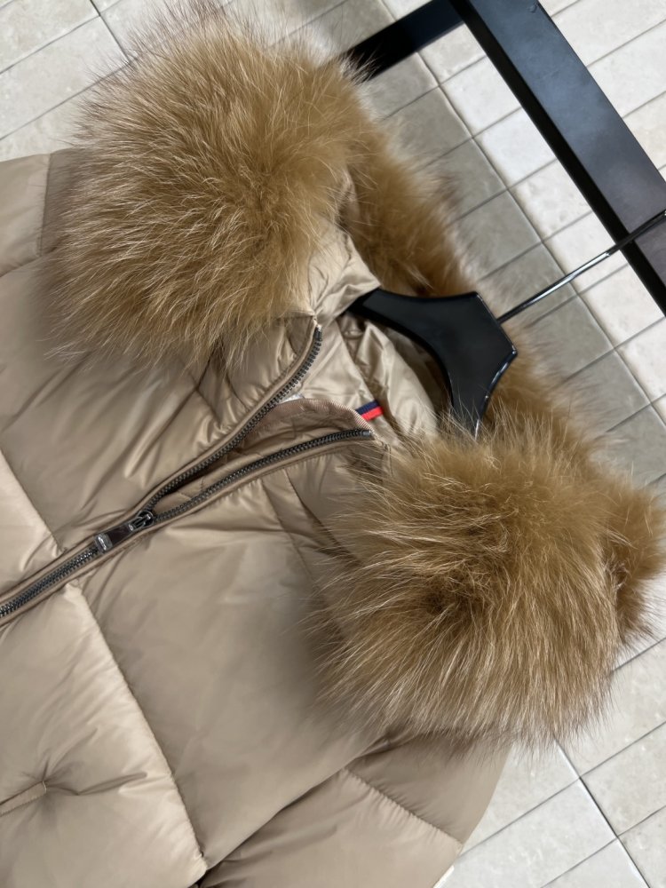 Куртка пуховик з капюшоном і хутряним коміром фото 2