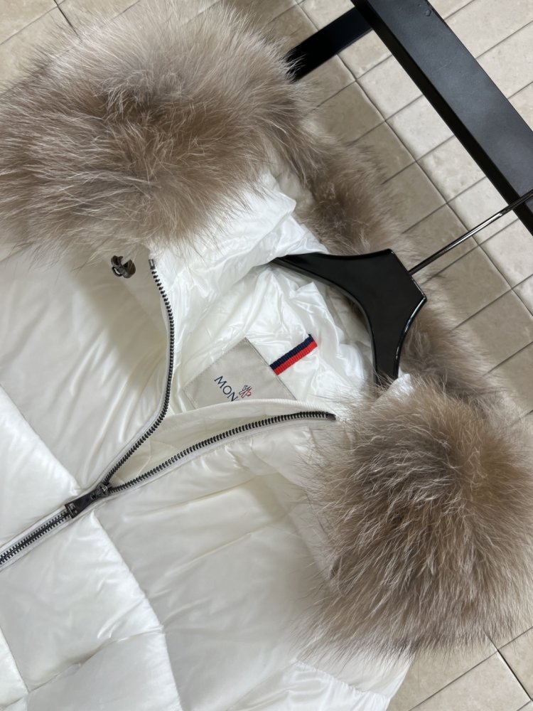 Куртка пуховик з капюшоном і хутряним коміром фото 2