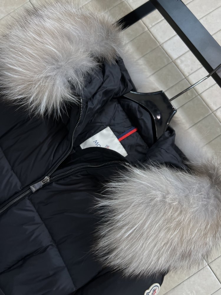 Куртка пуховик с капюшоном и меховым воротником фото 2