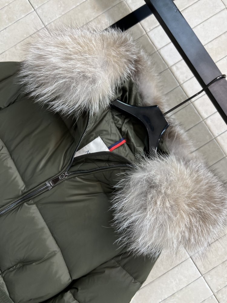 Куртка пуховик с капюшоном и меховым воротником фото 2