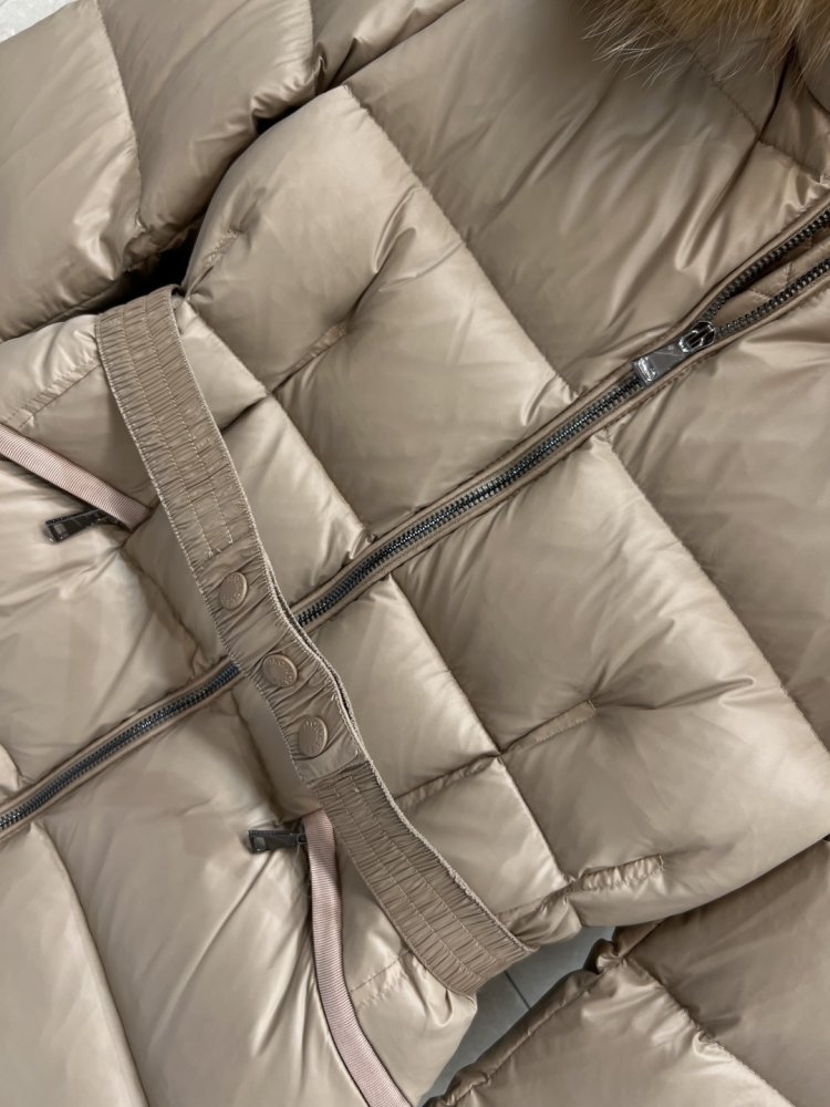 Куртка пуховик з капюшоном і хутряним коміром фото 3