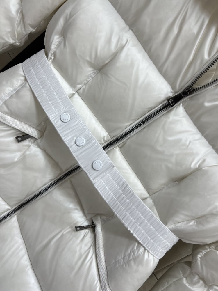 Куртка пуховик з капюшоном і хутряним коміром фото 3