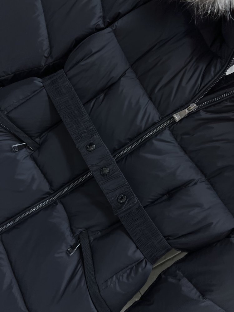 Куртка пуховик с капюшоном и меховым воротником фото 3